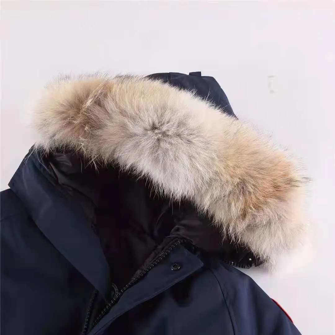 P780 with dust bag) Canada Goose Canada Goose #Chilliwack 7999M bomber jacket short down jacket ➖ Genuine synchronous anti-counterfeiting chip sensor! ➖ Imported 21-count polyester-cotton blended original fabric [last year’s 16-count/18-count hard fabrics have been completely eliminated, this year all use 21-count genuine synchronous fabrics, the soft mid-strap feels delicate and textured], genuine synchronous Feather-Light 10D waterproof coating fabric, made of 84.5 polyester fiber and 15.5 cotton, 100% the best feel in the entire network! ➖ The genuine official website is synchronized with the national standard 80 white duck down, you can check the official website customer service, there will never be a series of misleading claims such as 90 down or goose down! ➖ Using the best nylon lining with double double-layer sealing design, velvet-proof No. 7 needle + grid-filled down ready-made garments, there is 100% no so-called velvet running! ➖ The cuffs are designed with thickened seamless threads, and the collar and pockets are lined with top-quality polar fleece to keep you warm and comfortable! ➖ Yoshida YKK provides original custom-made electroplated sliders. YKK two-way lockable zippers are tight and smooth and will not peel off paint! ➖ 3M composite guarantees that the Velcro is the same as the original, durable, and all accessories and hardware are custom-made! ➖ Imported BEHRINGER embroidery machine to customize the 10,000-needle embroidery logo, 98% of which can be reproduced to restore the original logo. You can check and compare on the official website! 01 models for men and women SIZE: XS S M L XL XXL